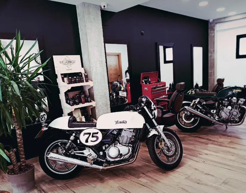 Dos motos café racer, una con el dorsal 75, dentro del local